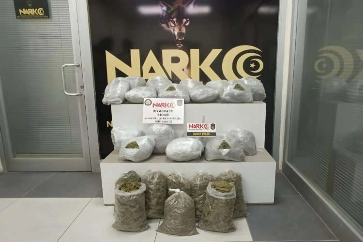 Yem çuvallarında sevkiyat yaparken yakalandılar haberinin görseli
