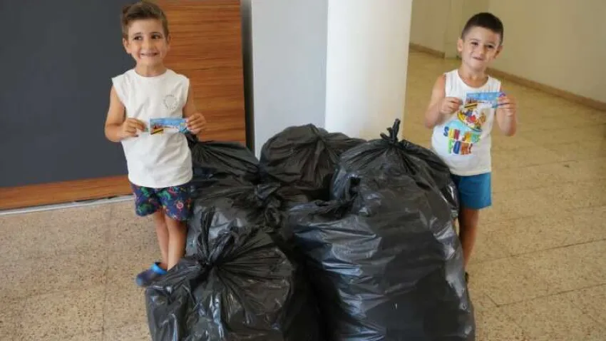 Sürdürülebilir proje alanında ilklere imza atan Çeşme Belediyesi plastik atık kullanımını azaltmak için geçen yıl hayata geçirdiği projeyi yeniden başlattı. 200 adet geri dönüşüm malzemesini (cam/pet şişe, metal içecek kutusunu Çeşme Belediyesi Alaçatı Ek Hizmet Binasına getiren 5-15 yaş arasındaki çocuklara 1 ebeveynleriyle birlikte Aqua Park’ta ücretsiz giriş bileti veriliyor. Ilıca Hotel’in destekleriyle hayata geçirilen kampanya ile çocuklar hem geleceği güzelleştirip hem eğleniyor.