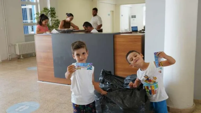 Çeşme Belediyesi hem plastik atık kullanımını azaltıp hem de çocukların yüzünü güldüren uygulamayı bu yaz da hayata geçirdi. Oran, “200 adet geri dönüşüm malzemesini getiren çocuklarımıza Aqua parkta ücretsiz giriş bileti veriyoruz” dedi.