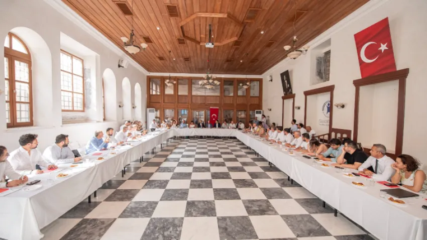 İzmir Büyükşehir Belediye Başkanı Tunç Soyer, Batı Anadolu Sanayici ve İş İnsanları Dernekleri Federasyonu’nun (BASİFED) Portekiz Sinagogu’nda düzenlenen toplantısına katıldı. Toplantıda konuşan Başkan Tunç Soyer, Lozan Antlaşması’nın 100. yılına değinerek, “Türkiye Cumhuriyeti’nin kuruluşundan önce imzalanan barış antlaşması. Ama bu barış antlaşması aynı zamanda Türkiye’nin tam bağımsızlığının tescil edildiği bir barış antlaşması. Bu hepimiz için doğuş belgesi. Cumhuriyet ne kadar bizim hayatımızda önemli ise Lozan da bir o kadar önemli. Çünkü Lozan Antlaşması olmadan Cumhuriyet olamazdı. Lozan, 1950 yılına kadar ‘Lozan Bayramı’ diye kutlanmış. 1950’den itibaren iktidar değişince, İnönü’ye fayda sağlar diye o günkü iktidar bunu kutlamaktan vazgeçmiş. Yani siyasete alet edilmiş. Biz İzmir olarak Lozan’ı her yıl bayram olarak kutlayacağız. Dilerim ki Türk milleti de Lozan’ın önemini bir gün İzmir kadar anlar. Milletçe bir milli bayram olarak kutlamaya devam ederiz” dedi.