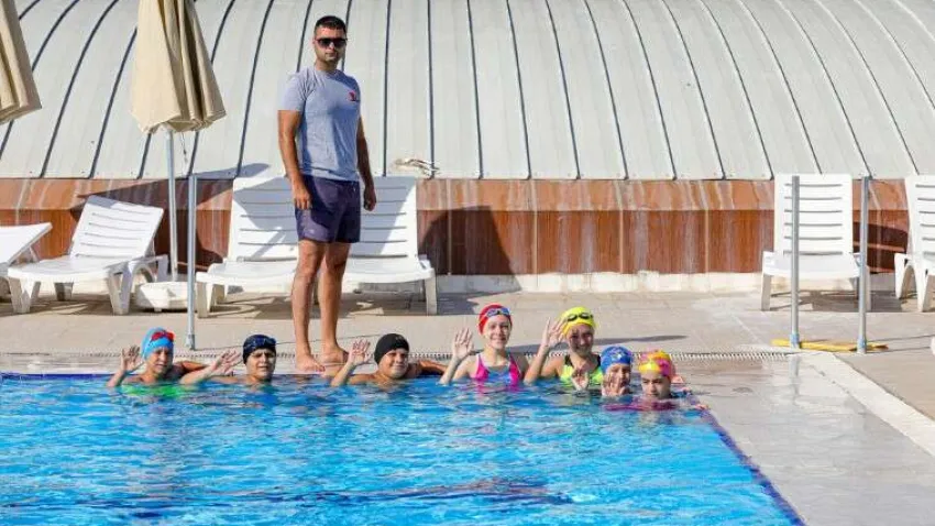 Bayraklı Belediyesinin yüzlerce çocuğu bir araya getirdiği yarı olimpik yüzme havuzuna bu yıl da ilgi büyük oldu. 18 Eylül'e kadar açık kalacak tesiste uzmanlar eşliğindeki kurslara bir haftada 450 çocuk kayıt oldu. Öğrenciler, yaz boyunca hem öğrenecek, hem de serinleyip hoşça vakit geçirecek.