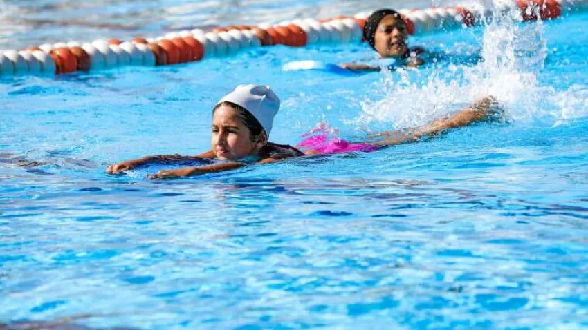 Bayraklı Belediyesinin sahildeki havuz tesisinde düzenlenen yüzme kurslarında çocuklar hem sıcak yaz günlerinde serinliyor, hem de eğlenerek yüzmeyi öğreniyor. Uzman eğitmenler eşliğinde düzenlenen kurslar bu yıl da büyük ilgi görüyor. Bugüne kadar binlerce çocuğun faydalandığı havuzdaki kurslara 5-16 yaş arasındaki çocuklar katılabiliyor. Bu kapsamda bu hafta başlayan yüzme kursuna iki haftada 450 öğrenci kayıt olurken yüzme öğrenenlerin yerine yeni kontenjanlar da açılıyor. Kurs boyunca, uzman eğiticiler ve cankurtaranlar çocuklara eşlik ediyor. Kurslar, haftanın iki günü bir saatlik eğitim olarak gerçekleştiriliyor. 18 Eylül'e kadar sürecek kurs için detaylı bilgiye '371 23 00' numaralı telefondan ulaşılabiliyor.