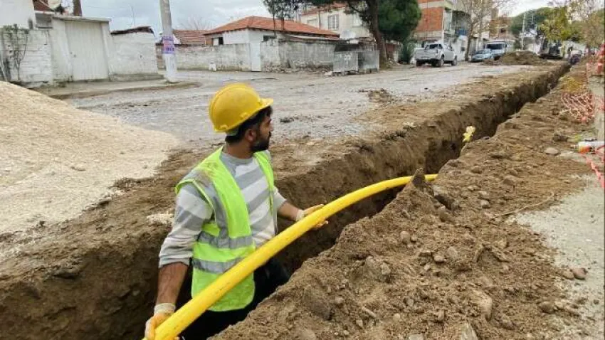 63 dönüm üzerinde hayata geçirilen, İzmir’in ilk millet bahçesi projesi bitirilmek üzere. Çevre, Şehircilik ve İklim Değişikliği Bakanlığı’nın yürütücülüğünü yaptığı projede 300 araçlık yer altı otoparkı, yürüyüş ve bisiklet yolları, adrenalin parkı, biyolojik gölet, çocuk oyun alanları, kütüphane gibi bölümler bulunuyor. Bergama Belediye Başkanı Hakan Koştu’nun seçim vaatlerinde olan proje bazı dernekler tarafından mahkemeye taşınarak engellenmeye çalışılsa da davalar proje lehine sonuçlanıyor. 
