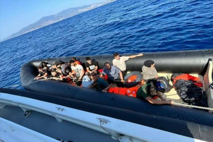 İzmir açıklarında 14 göçmen kurtarıldı, 50 göçmen yakalandı haberinin görseli