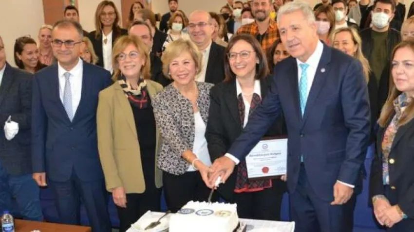 Ulusal ve uluslararası düzeyde tanınır, ülkemizin köklü eczacılık fakülteleri arasında yer alan Ege Üniversitesi (EÜ) Eczacılık Fakültesi, öğrencilerine sunduğu kanıta dayalı kaliteli eğitimini ve güçlü akademik altyapısını yeni dönemde öğrencileriyle buluşturmaya hazırlanıyor. EÜ Eczacılık Fakültesi, lisans eğitiminde eczacılık mesleğini seçen üniversite adaylarının YKS tercih listelerinin en üst sıralarında yer alan fakülte olmaya devam ediyor. Bu yıl ilk 5 bine girerek fakülteyi tercih eden öğrencilere başarı ve yemek burs imkânı sunmaya hazırlanan Fakülte yönetimi, yüksek başarı diliminde yer alan öğrencileri alarak onları endüstride ilaç geliştirme çalışmaları için yetiştirmeyi hedefliyor.