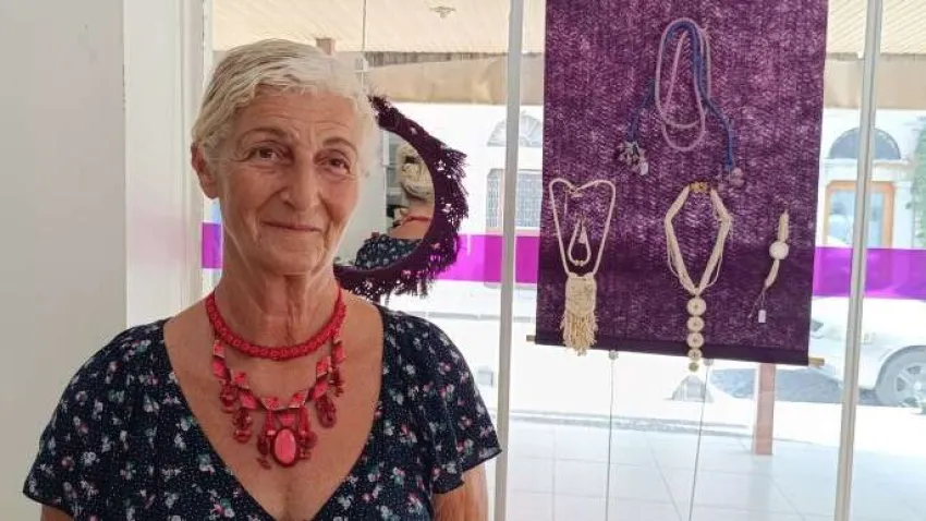 Yasemin Uzunöner; “ 2011 yılında kurduğumuz grubumuzla 13 yıldır çalışmaya devam ediyoruz. Sahil taşlarını kullanıyoruz. Birçok değişik teknik kullanarak özel tasarım sergilerini açıyoruz. Yaşadığımız yer olan Foça’yı El Emeği takılarıyla gündeme getirme projemiz kapsamında bir çalışma bu. Bu tarz projeler iki üç yıl sürer biter. Ama biz 13. yılı tamamladık. Foça’yı Takının Kenti yapmak için uğraşıyoruz. Başladığımız yıllarda daha kalabalıktık. Herkes takıyı öğrenmek için geliyordu. Son yıllarda artık satıştan çok tasarım sergilerine yöneldik. Bu tarz çalışmak isteyen arkadaşlarımızla devam ediyoruz. Bu sergiyi 7 kişiyle açtık. Sergi kişiye özel. Sahil taşlarından ürettiklerimiz çok özel tasarımlar. Foça sakin şehir. Biz de bu tempoda iyi şeyler üretmeye çalışıyoruz. Arkadaşlarımız yaz kış Foça’da yaşayan genelde emekli olmuş insanlar. Hobi olarak başladıkları işi sevgiyle sürdürüyorlar. Marmaris ve Antalya’da da sergiler açtık. Bu Foça’daki 13.ncü sergimiz. Kaliteyi düşürmeden, her sene daha ileriye taşıyarak çalışmayı sürdürüyoruz. İlgi duyanlara takı üretmeyi tavsiye ederiz. Bu bir terapi gibidir. İnsanın belli yaştan sonra daha çok sorunları olabiliyor. Bir işle uğraştığınızda onlara vakit kalmıyor. Takı olur, nakış olur veya başka bir şey olur. İlgi duyanları aramıza katılmak için bekleriz” dedi.