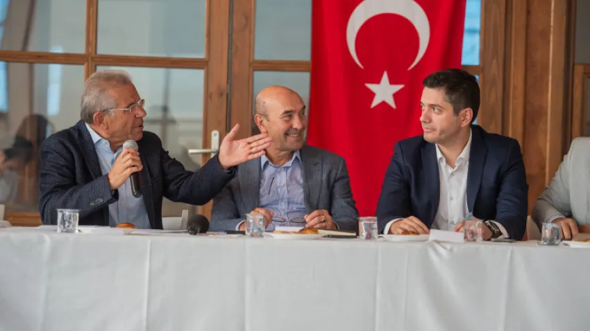 BASİFED’in toplantısına katılan İzmir Büyükşehir Belediye Başkanı Tunç Soyer, derinleşen ekonomik krize dikkat çekerek “Ülke yangın yeri ise ortak aklı inşa etmekten başka çaremiz yok” dedi. Cumhurbaşkanı Erdoğan’a yazdığı mektuba da değinen Başkan Soyer, “İzmir hakkı alınan bir şehir. İzmir yıllardır hazineye 40 verip, 1 alan şehir. İzmirlinin cezalandırmasına razı değiliz” diye konuştu.