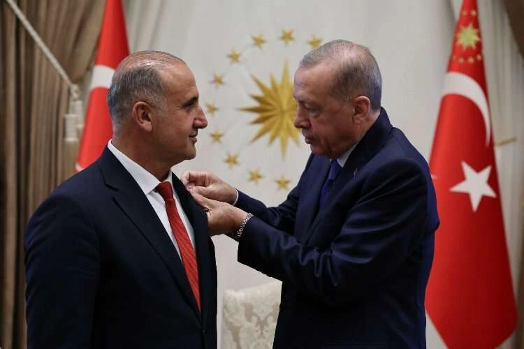 Rozetini, Cumhurbaşkanı Erdoğan'dan aldı haberinin görseli