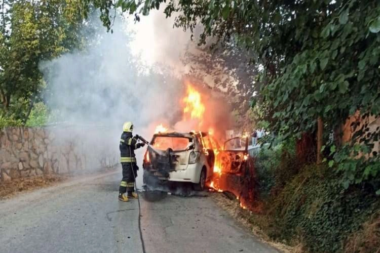 Muğla'da kaza yapan araç alev aldı haberinin görseli