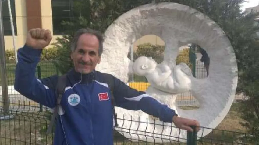 Yıllarca sol mücadelenin içinde yer alan ve Birleşik Haziran Hareketi üyesi olan Nuret Çalıcı, geçtiğimiz günlerde uzun zamandır savaştığı akciğer kanseri nedeniyle hayata veda etti. 63 yaşında yaşama gözlerini yuman Çalıcı, katıldığı sayısız koşu maratonunda birçok derece elde etmiş ve tanı aldıktan sonra hayatına kendi deyimiyle ‘anti kanser marantoncusu’ olarak devam etmişti. Çalıcı ile 2021 yılında yapmış olduğumuz röportajda, bu mücadelesini, “Kansere karşı mücadele politiktir. Ben aynı zamanda kanseri besleyen kapitalizme karşı da bir savaş veriyorum. Kanserle maratonum devam ediyor, öndeyim ve kazanacağıma inanıyorum” sözleriyle anlatmıştı. 
