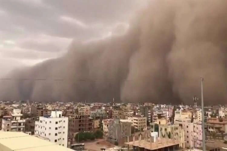 Sudan'da kum fırtınası hayat felç etti haberinin görseli