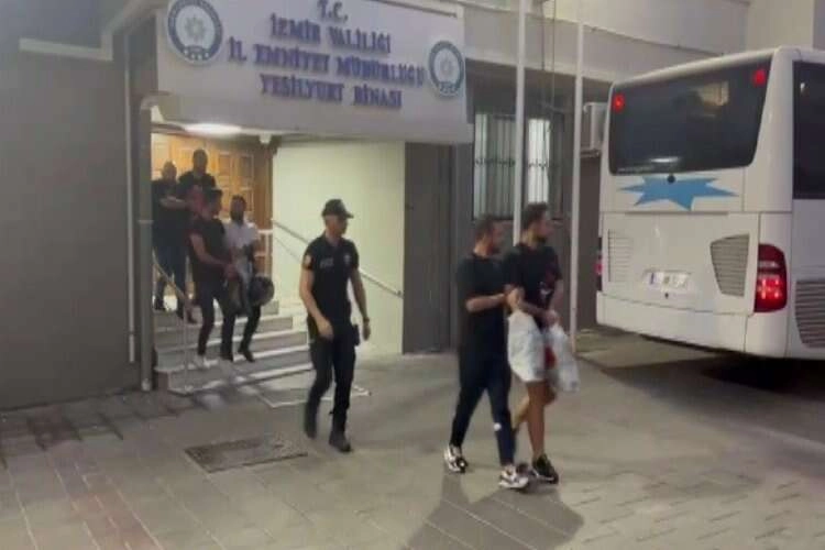 İzmir'de vize dolandırıcılığı: 25 tutuklama haberinin görseli