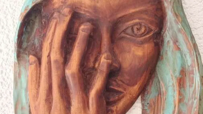 40 yılı aşkın bir süredir ahşap oyma sanatı ile uğaşan Aşir Güler  ve öğrencileri  İzmir’in Foça İlçesi’ndeki  tarihi bir taş binada ikinci kez sergi açtılar. Heykelden  geleneksel  sanatlara,  rölyeften modern tarzlarda üretilmişlere kadar değişik nitelikteki eserler Foçalıların olduğu kadar ilçeyi gezmeye gelenlerin de büyük ilgisini çekti.