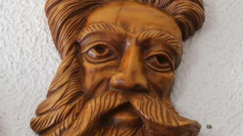 Çalışmalarını ve bu çalışmalara ilgi duyanlarla kurs faaliyetlerini İzmir’in Çiğli İlçesinde sürdüren Ahşap Oyma ustası Aşir Güler  geçen yıl 25 öğrenci ve 100 eserle Foça’da ilk kez açtığı sergiyi bu yıl 37 öğrenci  ve 120 eserle yineledi.  Ahşap heykeller, oyma tablolar, hayvan ve insan figürleri, ev gereçlerinden esinlenilerek yapılmış muhtelif eserlerin yer aldığı sergi Küçükdeniz Sahilinde sadece bu sergi için açılan tarihi bir taş binada beğeniye sunuluyor. Sergiyi gezmeye gelenler; mevcut eserleri görmenin yanısıra, eser sahiplerinden  ne tür malzemeler kullanıldığı, nasıl yapıldığı, ne kadar eğitim almak gerektiği  gibi konularda bilgi de alıyorlar. Bir çoğunun son sorusu “bizde yapabilirmiyiz?” oluyor.