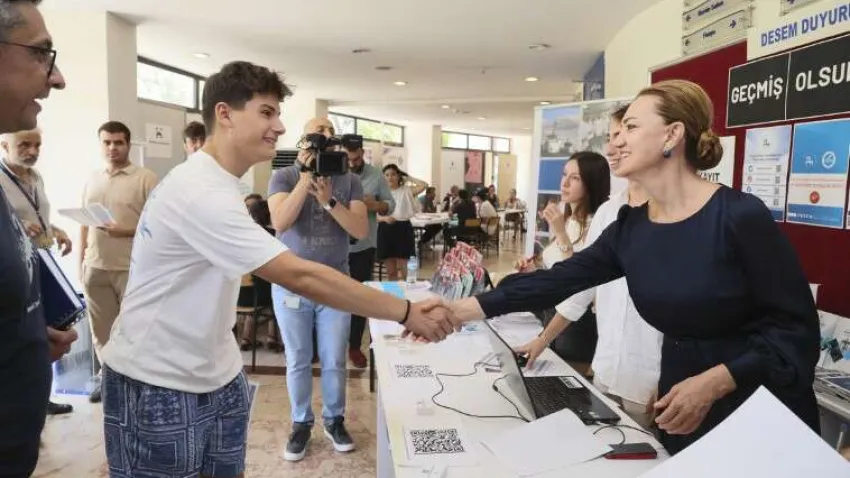 Dokuz Eylül Üniversitesi’nin (DEÜ) düzenlediği “DEÜ Tanıtım ve Tercih Günleri”, üniversite tercihi yapacak gençleri bekliyor. 26-28 Temmuz 2023 tarihleri arasında DEÜ Sürekli Eğitim Merkezi (DESEM) Fuaye Alanı’nda gerçekleştirilen etkinlikte aday öğrenciler, 200’ün üzerinde DEÜ’lü akademisyen ve tanıtım görevlileriyle yüz yüze görüşme fırsatı yakalayarak; tercih rehberliği hizmeti alacaklar. Etkinlik alanını ziyaret eden DEÜ Rektörü Prof. Dr. Nükhet Hotar, “DEÜ olarak; gençlerin geleceklerine yön verecek olan üniversite tercihlerinde doğru karar verebilmeleri için her yıl olduğu gibi bu yılda da bu etkinliğimizi düzenledik” dedi.