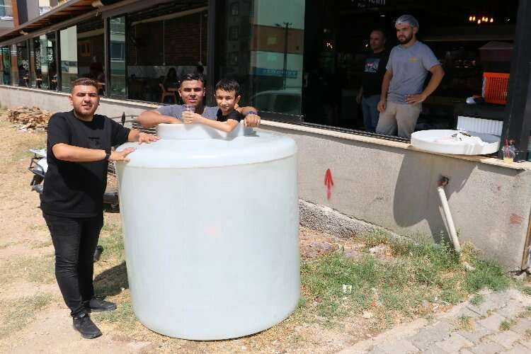 Adana'da fırıncılardan ilginç serinleme yöntemi haberinin görseli