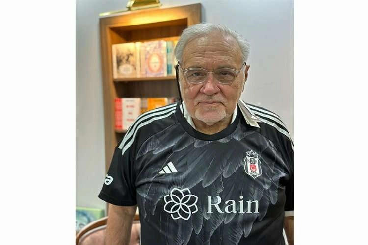 İlber Ortaylı Beşiktaş formasıyla poz verdi haberinin görseli