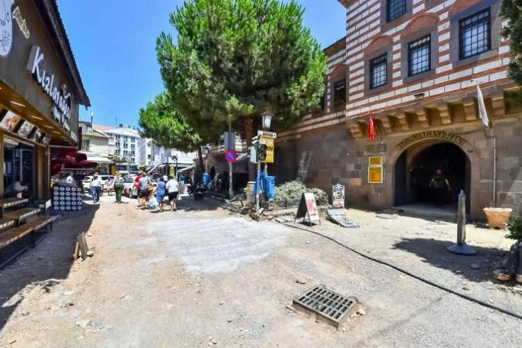 Kemeraltı'nda caddeler teker teker onarılıyor haberinin görseli