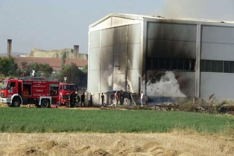 Kütahya'da çıkan anız yangını, porselen fabrikasına sıçradı