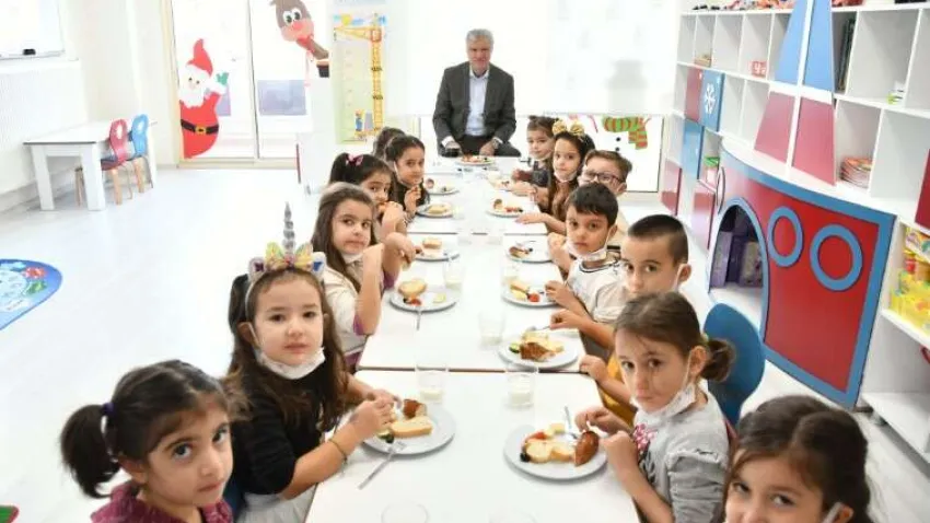 Narlıdere Belediyesi’nin çocuklarımızı güvenle geleceğe hazırlamak ve çalışan annelerin iş hayatına katılımını desteklemek için hayata geçirdiği Nar Çiçekleri Anaokulları’nda iki haftalık tatil başlıyor. 28 Temmuz’da tatile girecek olan Narlıdere’nin Nar Çiçekleri, 14 Ağustos’ta yeni eğitim dönemine başlayacak. Narlıdere Belediye Başkanı Ali Engin, eğitimde fırsat eşitliği yaratmak için hayata geçirdikleri Nar Çiçekleri Anaokulları’nın çok yakında yeni şubesini de ilçeye kazandıracaklarını ifade ederek, “Narlıdere Belediyesi olarak bilim insanı yetiştirmeye, iyi insan yetiştirmeye devam edecek, annelerimizin iş hayatına katılımını desteklemeyi sürdüreceğiz” diye konuştu.