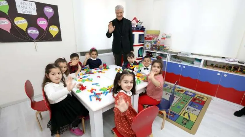 Narlıdere Belediyesi’nin çocuğu olan ailelere destek olmak ve annelerin iş hayatına katılımını artırmak için hayata geçirdiği Nar Çiçekleri Anaokulları’nda tatil başlıyor. 28 Temmuz’da tatile girecek olan Narlıdere’nin Nar Çiçekleri, 14 Ağustos’ta yeni eğitim dönemine başlayacak. İki haftalık arada, üç şubesi bulunan Nar Çiçekleri Anaokulları’ndaki eksiklikler giderilecek, gerekli tadilat işlemleri yapılacak. Bu süreçte ayrıca, çocukların okul öncesi eğitimden en verimli şekilde yararlanması ve yaratıcılıklarını geliştirmeleri için özel olarak hazırlanan sınıflarda gerekli düzenlemeler de gerçekleştirilecek. Yaşar Kemal, Narlı ve Çatalkaya şubelerinde eğitimlerine devam eden çocuklar, iki haftalık aranın ardından bilimle ve sanatla iç içe büyümeye devam edecek.