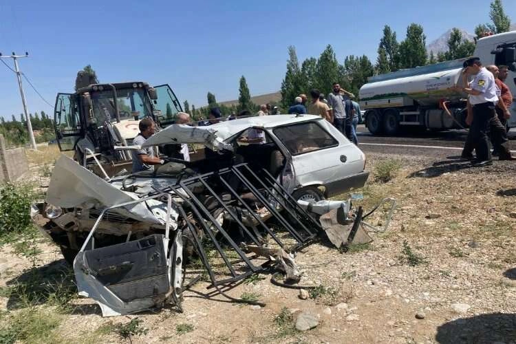 Minibüs ile otomobil kafa kafaya çarpıştı haberinin görseli