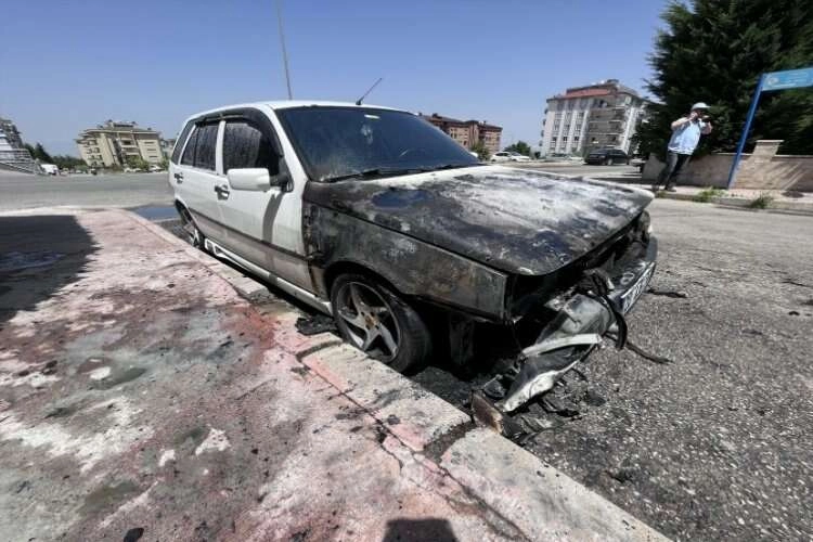 Denizli'de park halindeki otomobil alev alev yandı haberinin görseli