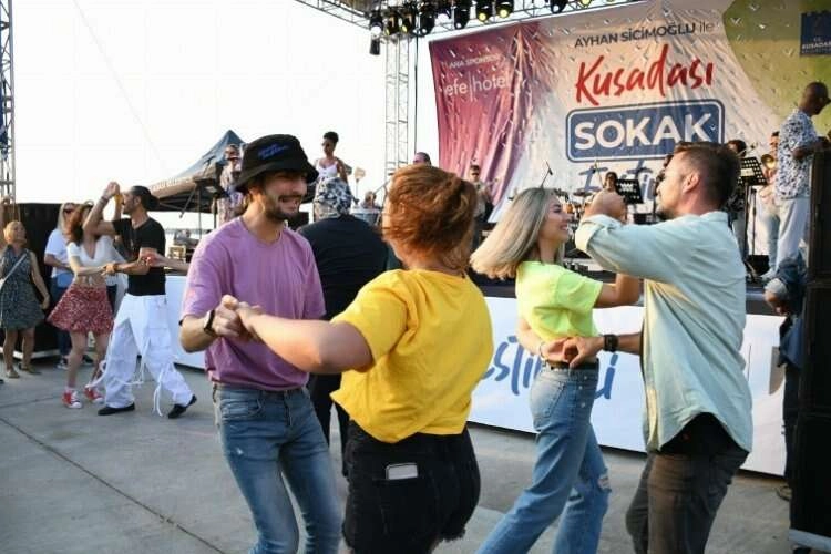 Kuşadası’nda Sokak Festivali coşkusu haberinin görseli