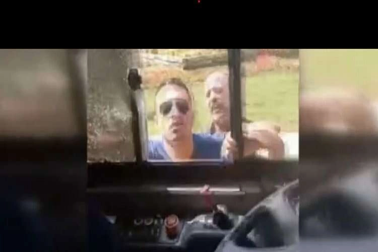 İstanbul'da yol tartışması: Otobüsün camlarını kırdı haberinin görseli