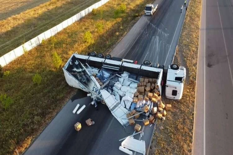 Sürücü direksiyon hakimiyetini kaybetti tekstil ürünleri yola saçıldı