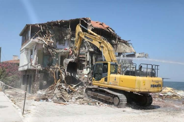 Narlıdere'de kaçak yapılar yıkılıyor haberinin görseli