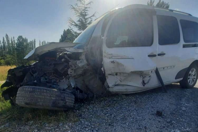 Kütahya'da trafik kazası: İki araç birbirine girdi haberinin görseli
