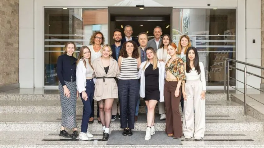 Yaşar Üniversitesi Sanat ve Tasarım Fakültesi Endüstriyel Tasarım Bölümü öğrencilerinin bitirme projeleri, Selçuk Yaşar Kampüsünde beğeniye sunuldu. Birbirinden ilginç projeler arasında; alerji hastaları için robot süpürge, gıdaların posa ve suyunu ayrıştırarak posadan hamur yapan mutfak robotu, sürdürülebilir davlumbaz tasarımı, duvara asılarak kullanılan buharlı temizleyici gibi ilginç tasarımlar dikkat çekti.