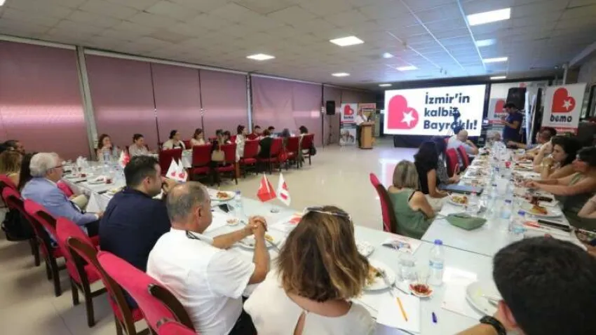İzmir Büyükşehir Belediyesi öncülüğünde kurulan Yerel Yönetimler Eğitim Koordinasyon Kurulu, Kemalpaşa ve Torbalı’nın ardından üçüncü toplantısını Bayraklı Belediyesi ev sahipliğinde gerçekleştirdi. Havuz Restoran’da bir araya gelen üyelere, Bayraklı Belediyesinin anaokullarında uygulanan ve Türkiye’de ilk kez hayata geçirilen Bayraklı Eğitim Modeli anlatıldı. Toplumsal, sosyal, ekonomik ve kültürel adalete dayalı katılımcı, demokratik ve adil eğitim modeli olan BEMO büyük beğeni topladı. Bayraklı Belediyesinin eğitim çalışmaları ile ilgili video gösterimi de yapıldı.