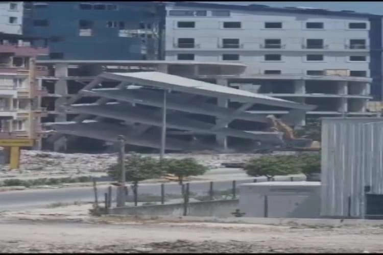 Hatay'da bina yıkıldı: İş makinesi operatörü ölümden döndü haberinin görseli