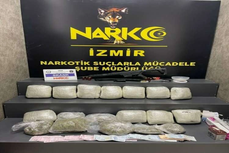 İzmir'de narkotik operasyonu: 7 adrese eş zamanlı baskın haberinin görseli