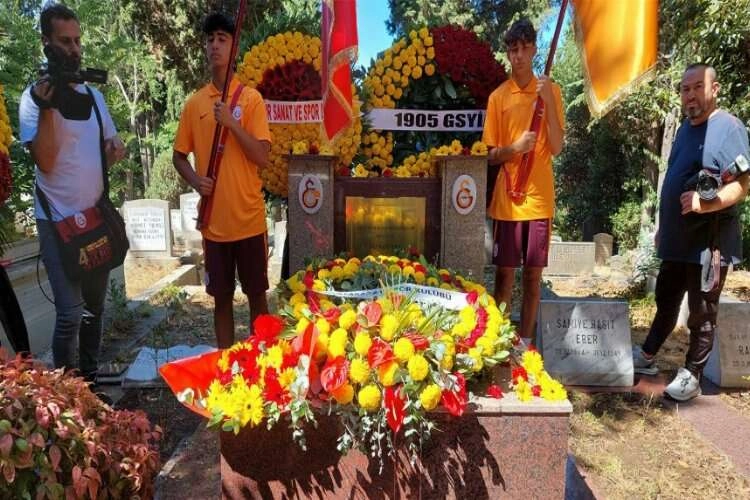 Galatasaray'ın kurucusu Ali Sami Yen kabri başında anıldı haberinin görseli