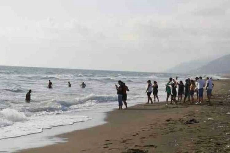 Hatay'da serinlemek için denize koşanlar hayal kırıklığı yaşadı haberinin görseli
