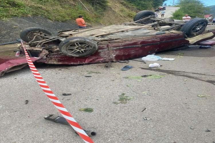 Trabzon’da trafik kazası: Otomobil şarampole yuvarlandı