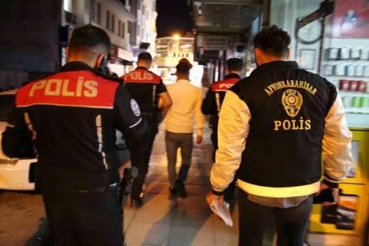 Çeşitli suçlardan aranan şahıslar yakalandı haberinin görseli