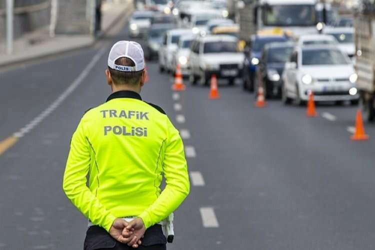 İzmir'deki trafik denetimlerinde sürücülere ceza yağdı haberinin görseli