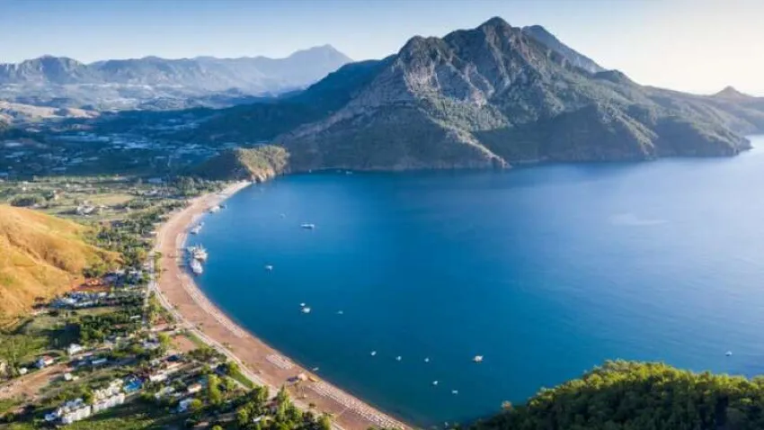 Adrasan Koyu, Antalya İli Kumluca İlçesinin bir köyü olan Adrasan Köyünün plajıdır. Bu tabiat harikası koy yaklaşık 2 kilometrelik bir kumsala ve tertemiz bir denize sahiptir. Koyu çevreleyen dağlar ormanlarla kaplıdır. Koyda pansiyonlar ücretli ve ücretsiz plajlar, yeme içme alanları mevcuttur. Adrasan dünyaca ünlü Likya Yürüyüş Yolu üzerinde yer alan önemli ve güzel yerlerden biridir. Gelidonya Feneri batısında Olimpos, Çıralı, Çıralı Yanartaş doğusunda yer alır. Adrasan Kumluca İlçesine 30 km, Antalya İl Merkezine 95 km, Kemer İlçesine 55 km, Olimpos bölgesine ise 15 km uzaklıktadır. Eski adı Çavuşköy olan Adrasan halkı turizmle uğraşmaktadır. Bölge olta balıkçılarının da yoğun ilgi gösterdiği bir alandır.