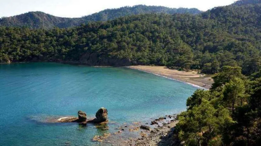 Alacasu Cennet Koyu Çaycuma ile Tekirova arasında kalan gizli bir koydur. Dünyaca ünlü Phaselis Koyu ile yan yanadır. Alacasu Cennet koyunun en büyük özelliği kamp ve karavan turizm için yoğun olarak kullanılmasıdır. Burada kamp kuracaklar için eşsiz bir deneyim yaşayacaklarını belirtmek isteriz.