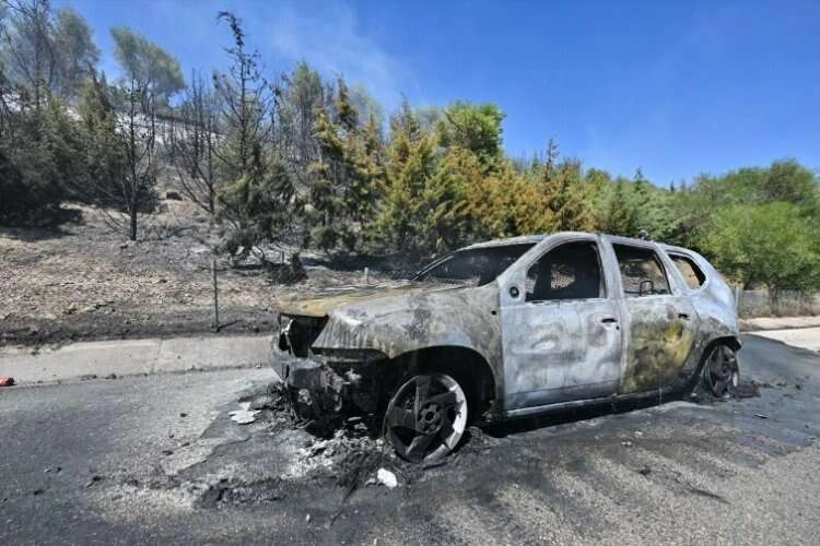İzmir'de alev alan otomobil yangına yol açtı haberinin görseli