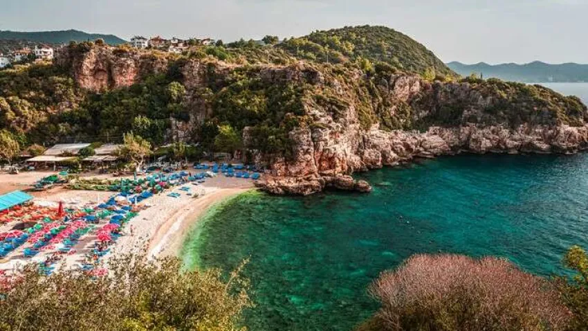 Büyük Çakıl Plajı Antalya'nın Kaş ilçesindedir. Plaj doğal güzelliği ile görenleri etkileyen büyülü bir manzaraya sahiptir. Büyük Çakıl Plajı Kaş ilçe merkezinin doğu tarafında kalır, yaklaşık 1,5 kilometre uzaklıktadır. Koyun içinde soğuk su kaynağı olduğu için suyu soğuktur. Özel işletmelerin yeme içme hizmeti verdiği koyda şezlong ve şemsiyeler ücretsizdir. Bu plaja yüzmek için gitmek isterseniz deniz ayakkabınızı, palet ve deniz gözlüğünüzü yanınıza almayı unutmayınız. Çünkü çakıllar ayağınızı acıtabilir.