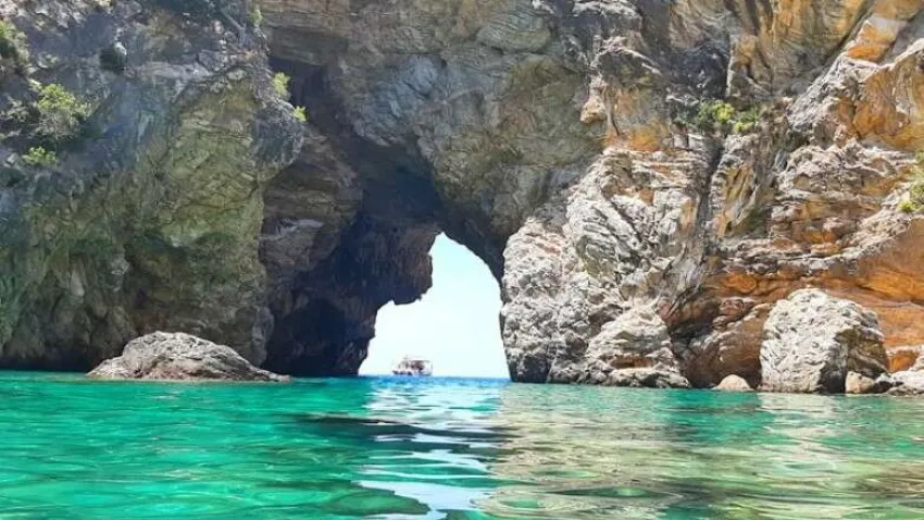 Burada doğal güzelliklerle tarih adeta iç içe yer almaktadır. Muhteşem doğası ve turkuaz renginde tertemiz denizi ile görenleri adeta büyülemektedir. Akdeniz Bölgesi’nde yer alan Delik Deniz Kral Koyu muhteşem bir manzaraya ev sahipliği yapan tabiat harikası bir koy olup, Gazipaşa’ya yaklaşık 23 kilometre, Alanya'ya ise 67 kilometre uzaklıkta yer almaktadır. Delik Deniz Güneyköy’ün Nohut Yeri mevkiinde yer alan kalenin sol tarafında yer alır. Koylara Antiochia Ad Cragum Antik kenti içinden geçilerek gidilmektedir. Koylar yine aynı antik kentin kıyı kısmında yer alan kalıntılar arasında bulunmaktadır.
