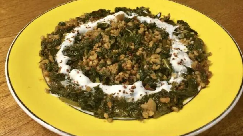 Genellikle mor mor çiçekleri ile karşılaştığımız ebegümecinin yemeği de Ege'de sıklıkla yapılır. Daha çok yoğurtlu bir meze şeklinde yapılan ebegümeci farklı kavurma şekilleri ile de servis edilir.