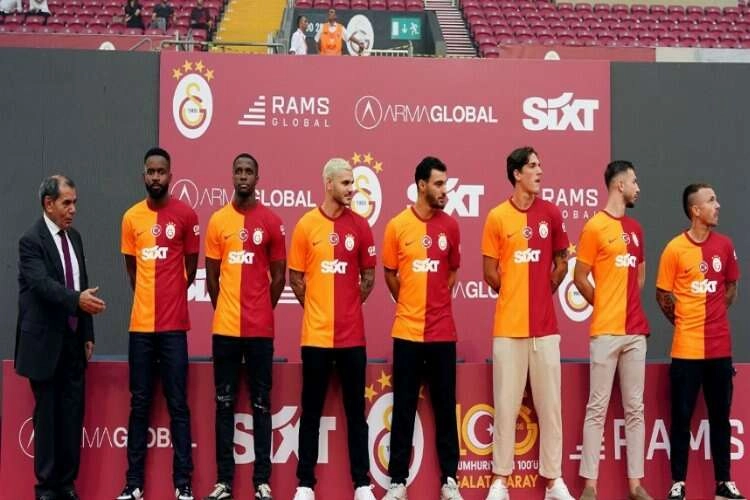 Galatasaray'dan taraftarın önünde imza şov haberinin görseli