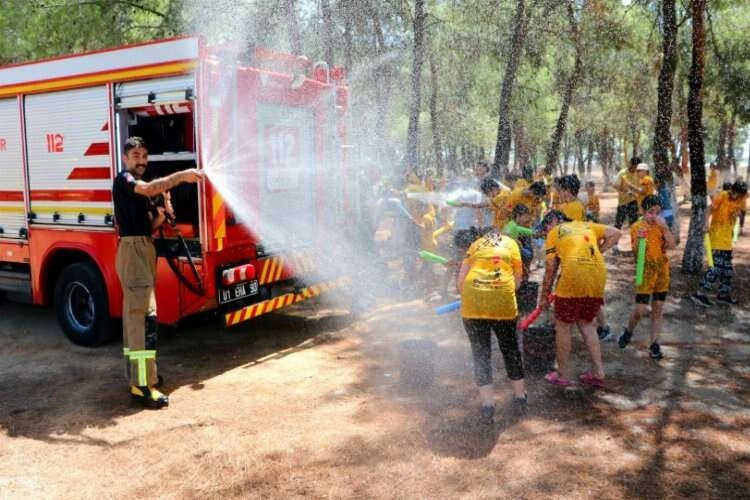 Sıcaktan bunalan çocuklar böyle serinledi