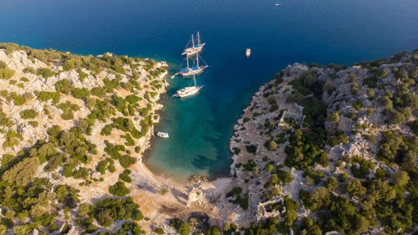 Kekova Adasının batı ucunda yer alan Tersane Koyu, günümüzde Kaş, Demre ve Üçağızdan gelen teknelerin demirleme alanı olarak kullanılıyor. Eşsiz bir denize sahip, tarihle iç içe yüzebileceğiniz ender yerlerden birisi olarak dikkat çekiyor. Kıyıda ve deniz içinde tarihi eserler barındırıyor. 